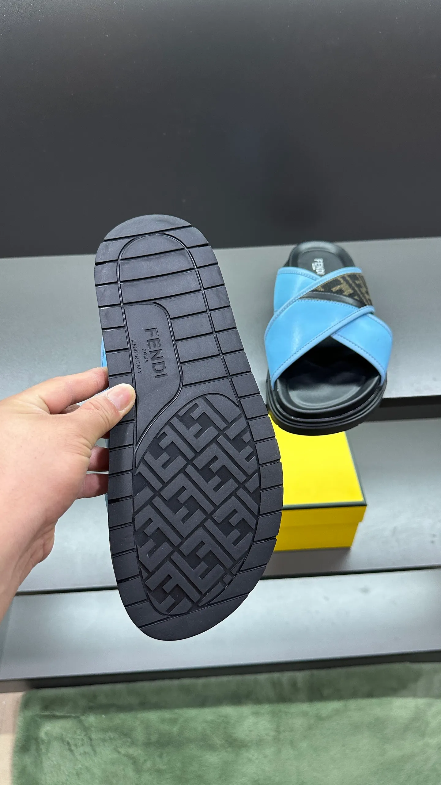 P300 [Fendi Slippers] High-end men's shoes brand, official website 1:1 latest masterpiece: original mold customization, fabrics made of imported original materials, upgraded outsole, lighter and non-slip. The market's top quality, simple yet tasteful, a must-have for fashionistas, fashionable at your feet, full of confidence, the same style at the counter 👍The season of summer slippers is here. Code: 38-45, 46 order